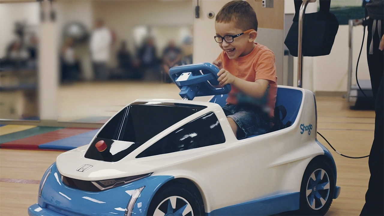 Honda revela mini veículo elétrico para crianças de 4 a 9 anos em tratamento hospitalar que tem até suporte para soro
