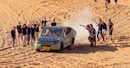 Estudantes criam Carro Solar que atravessa 1.000 km no deserto do Saara sem parar para recarregar