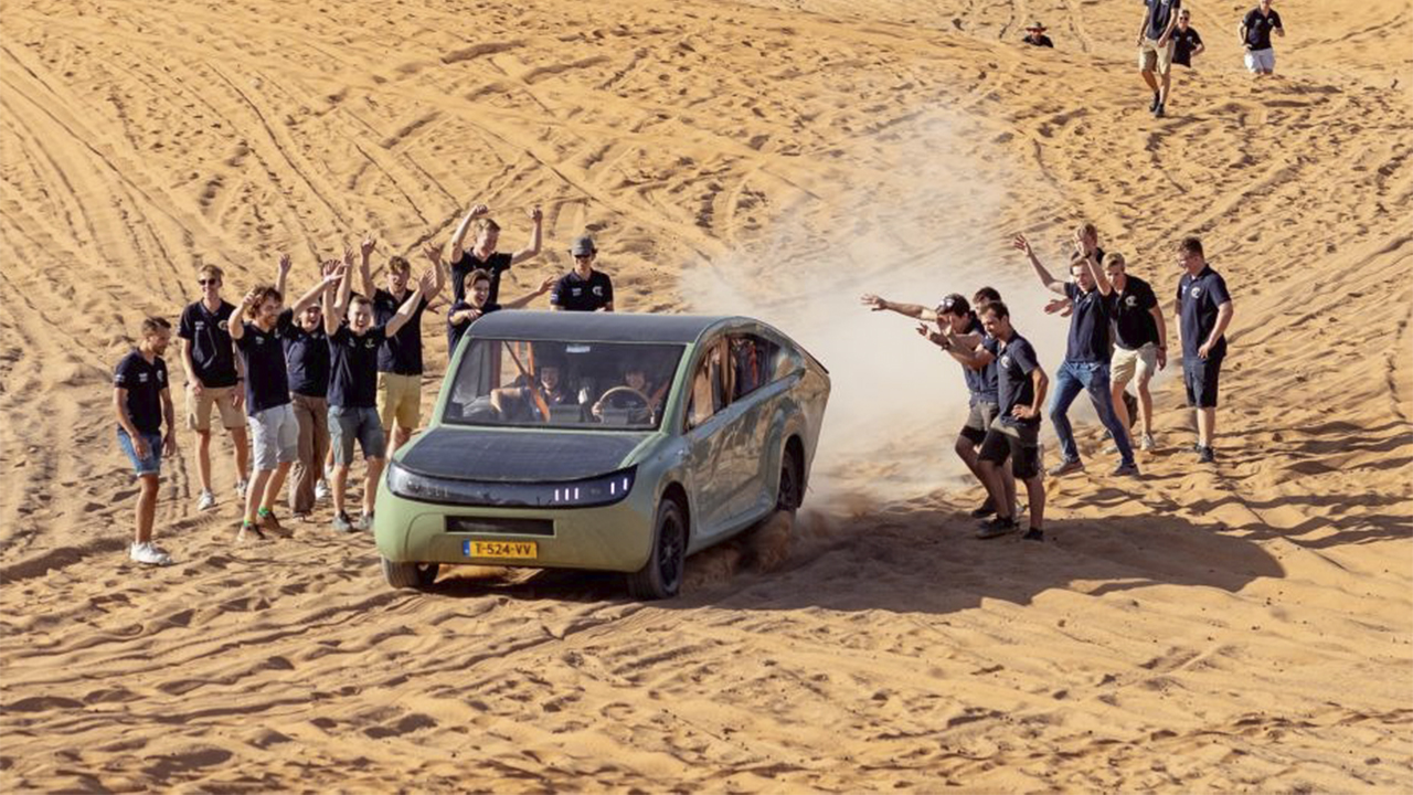 Estudantes criam Carro Solar que atravessa 1.000 km no deserto do Saara sem parar para recarregar