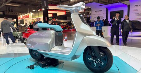 Elettra, uma scooter elétrica que combina o estilo vintage da Lambretta com tecnologia moderna, possui motor de 11 kW e velocidade máxima de 110 km/h