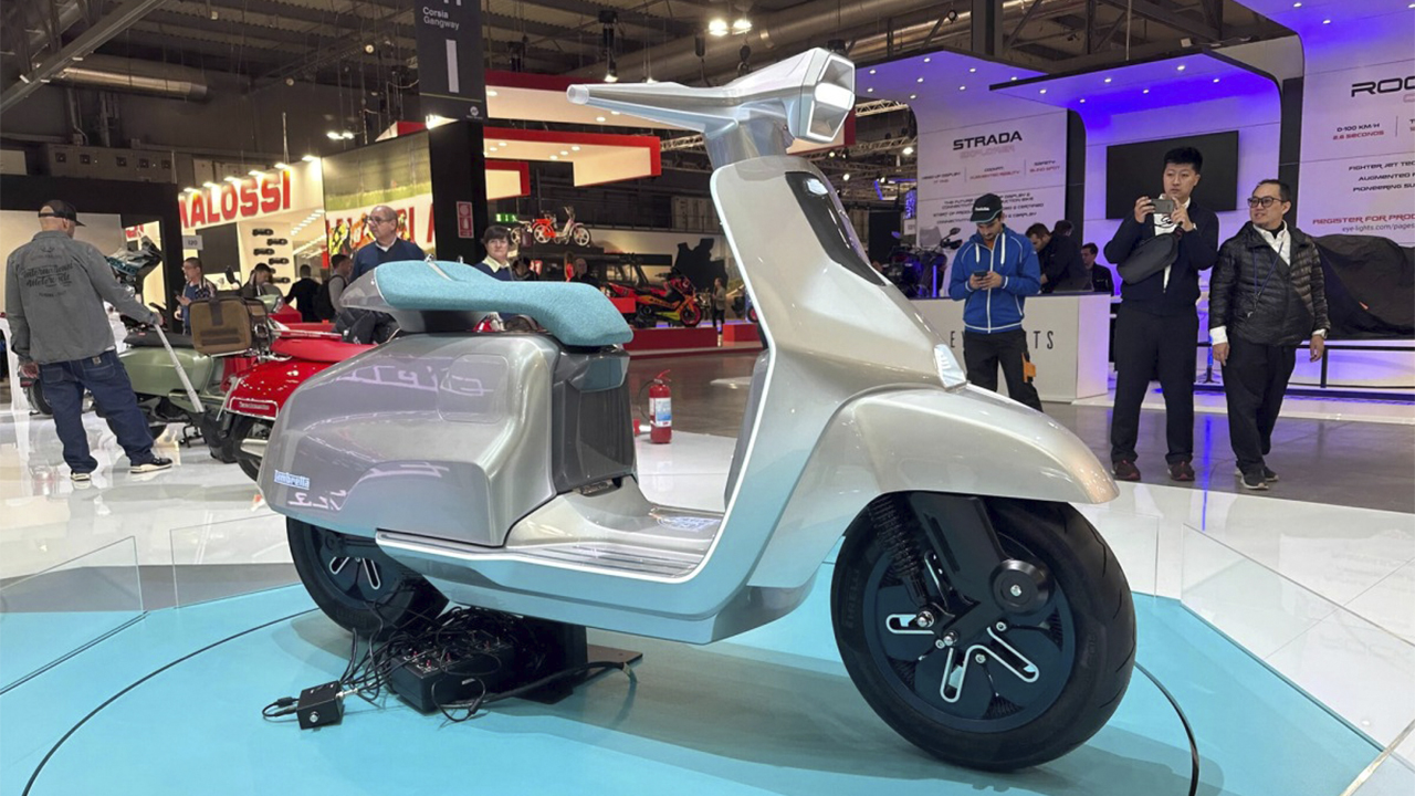 Elettra, uma scooter elétrica que combina o estilo vintage da Lambretta com tecnologia moderna, possui motor de 11 kW e velocidade máxima de 110 km h