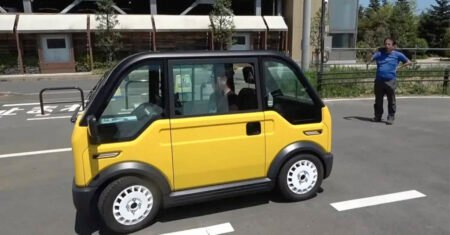 Esse carro elétrico para pessoas que gostam de dirigir sozinhas tem “preço de banana”, promete rodar na cidade a cerca 60 km/h e possui até ar condicionado