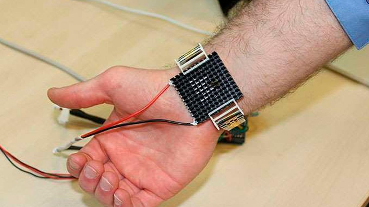 Pulseira com ar-condicionado pessoal desenvolvida pelo MIT promete diminuir o calor extremo e o consumo de energia