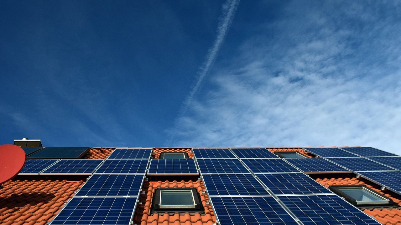 Descubra o número ideal de painéis fotovoltaicos para cada tipo de residência, das pequenas às de luxo