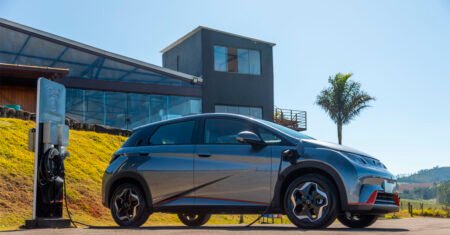 Em promoção, montadora de carros elétricos dá kit de energia solar gratuito para quem comprar um de seus modelos, entenda