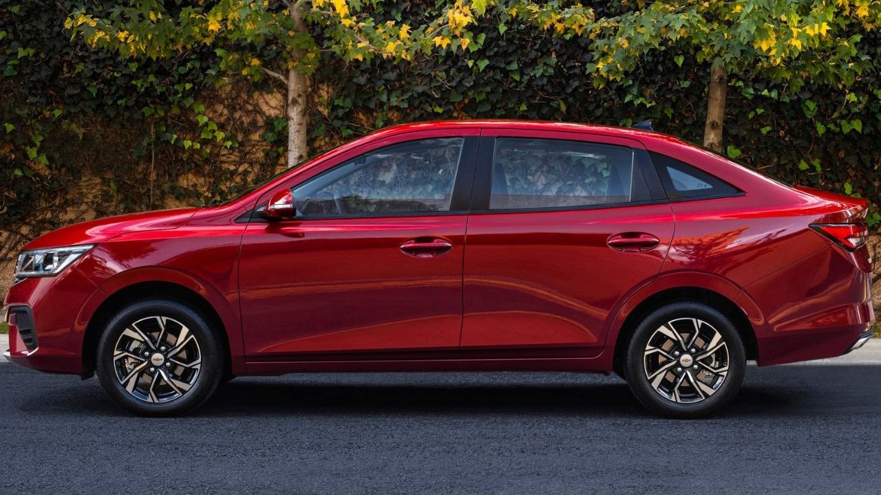 Lateral do Chevrolet Sail Sedan 2024