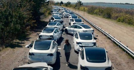 Porque os carros elétricos da Tesla se envolveram no engavetamento do filme “O Mundo Depois de Nós”, em cena polêmica e chamou a atenção até do Elon Musk?