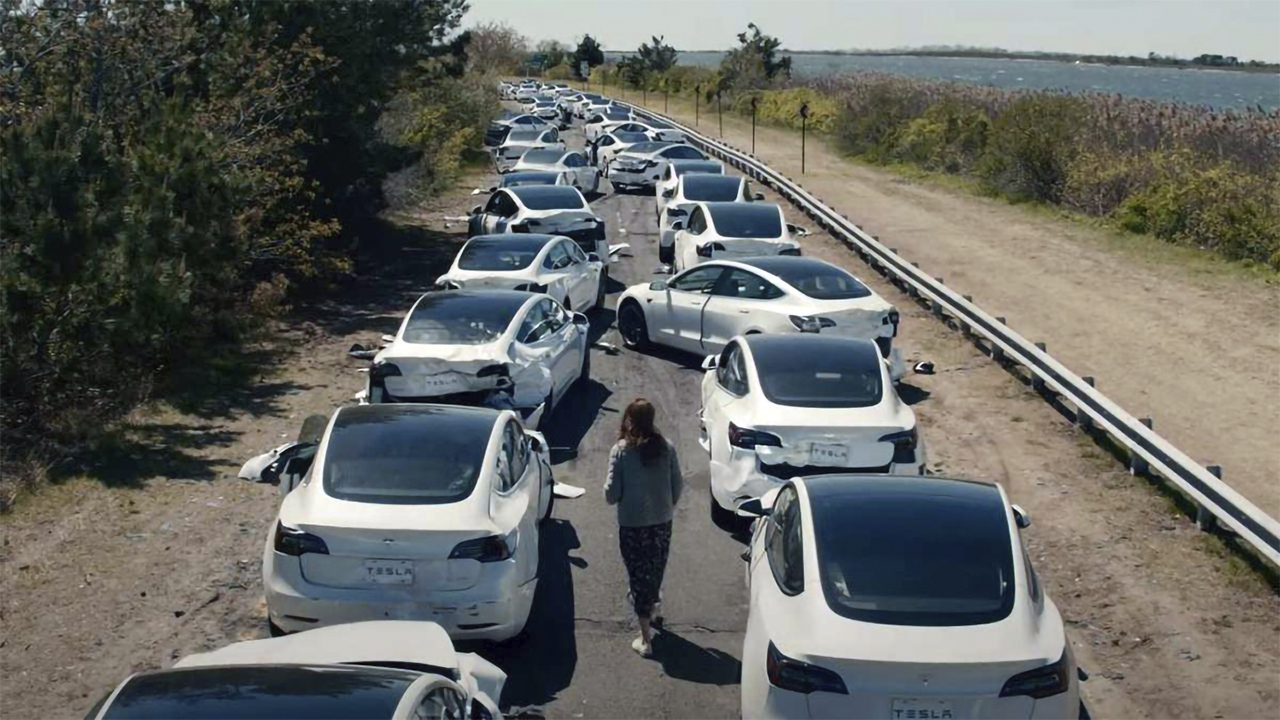 Porque os carros elétricos da Tesla se envolveram no engavetamento do filme O Mundo Depois de Nós, em cena polêmica e chamou a atenção até do Elon Musk