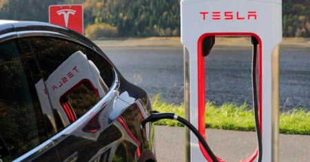 Quais os carros elétricos são compatíveis com o modelo padrão de carregamento da Tesla?