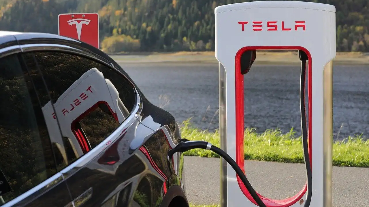 Quais os carros elétricos são compatíveis com o modelo padrão de carregamento da Tesla?