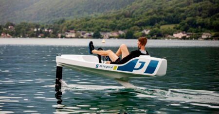 Conheça o E-Jetcycle, um tipo de Bicicleta Elétrica aquática com hidrofólio que faz o veículo flutuar sobre as águas