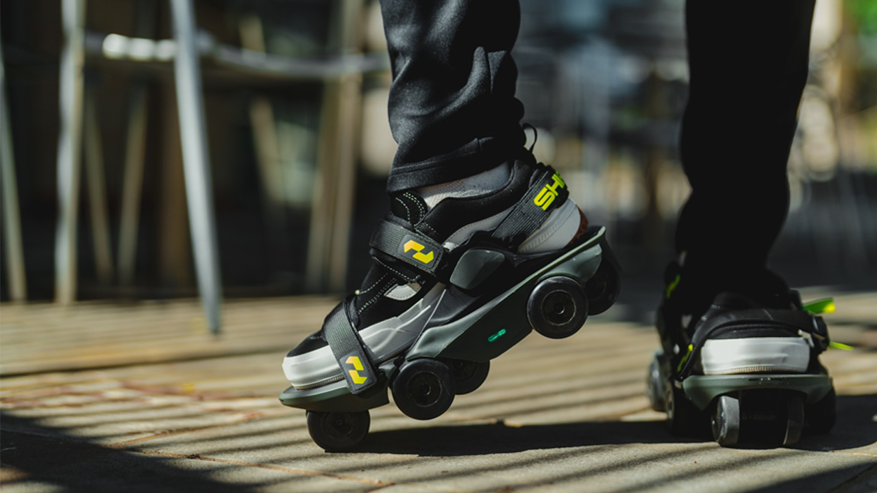 Empresa cria Moonwalker, um sapato elétrico com 11 km de autonomia, que acelera sua caminhada