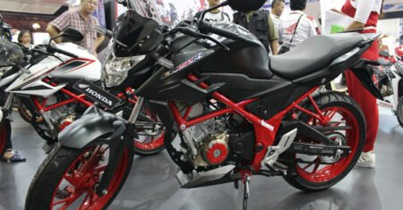 Honda CB 150R custa apenas R$ 7,6 mil sem impostos e faz até 40,5 km/l, posicionada para substituir a popular Titan 160 no mercado brasileiro