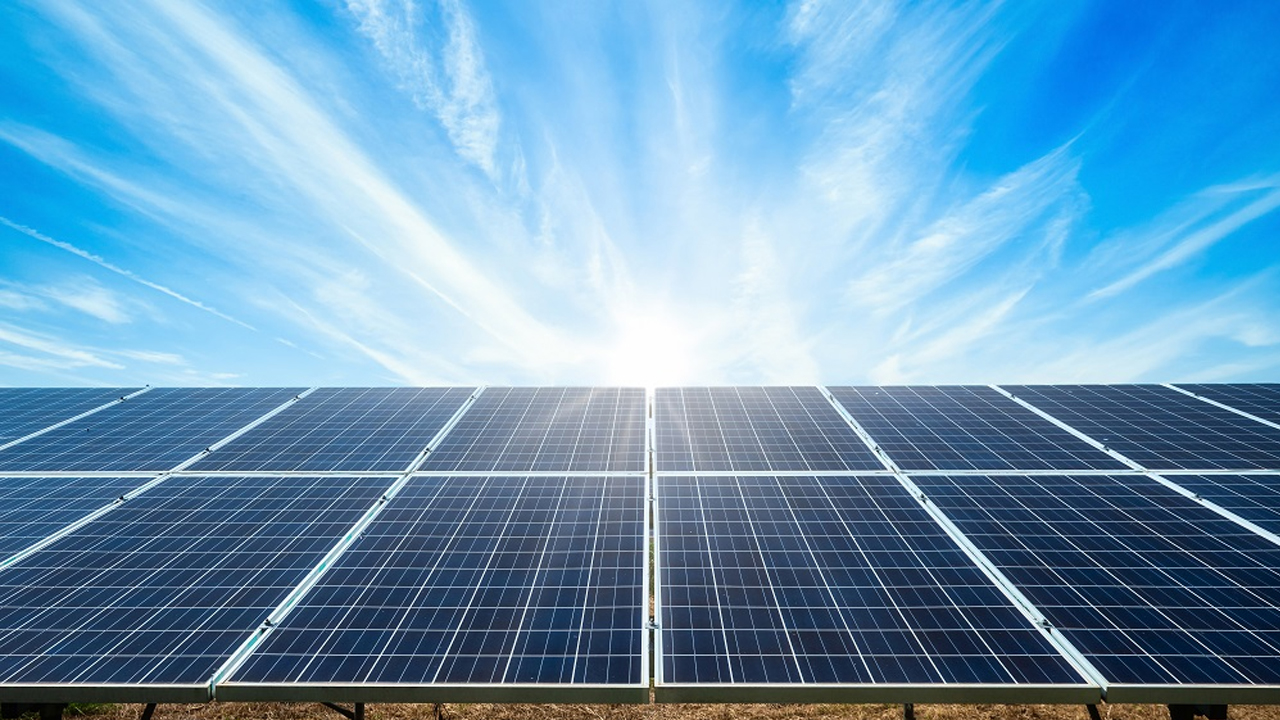 Energia solar mais acessível; Queda de 40% nos preços dos painéis transforma o mercado brasileiro