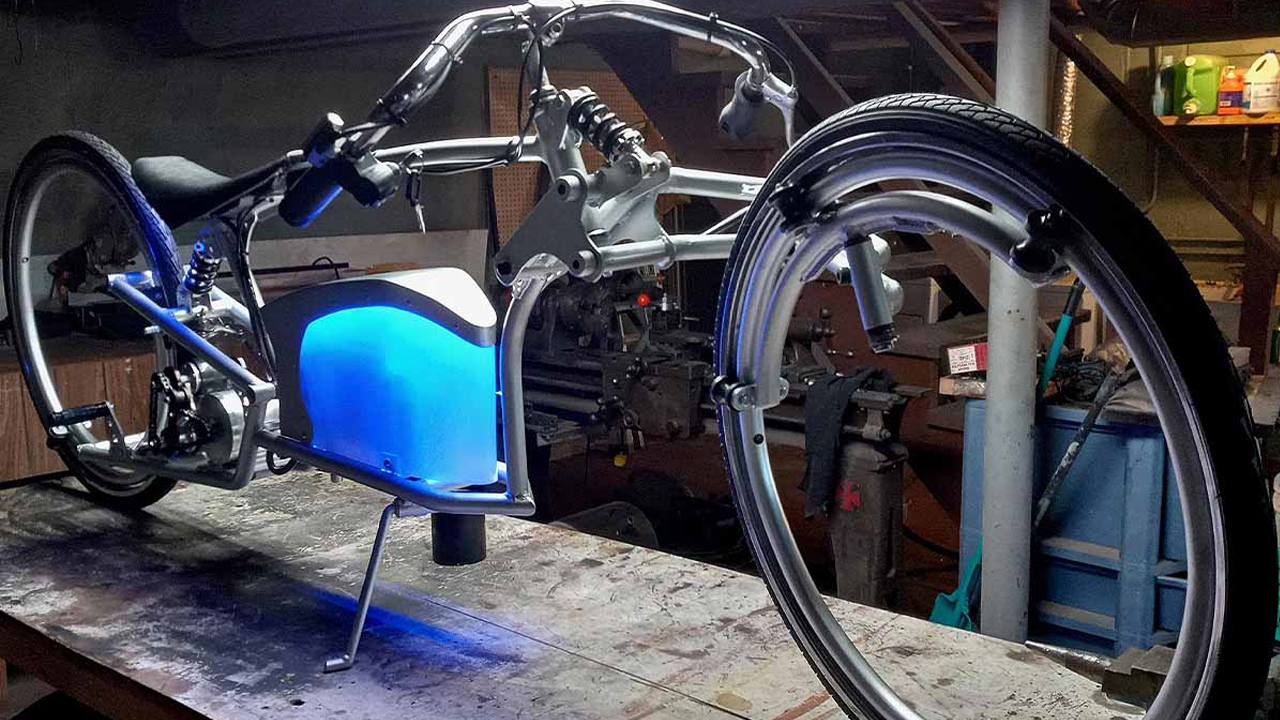 Bicicleta elétrica com rodas sem cubos e sem raios, criada com peças de uma bicicleta dos anos 60-70
