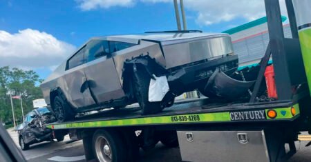 Impacto na indústria: Nissan Sentra fica destruído após colisão com um Tesla Cybertruck