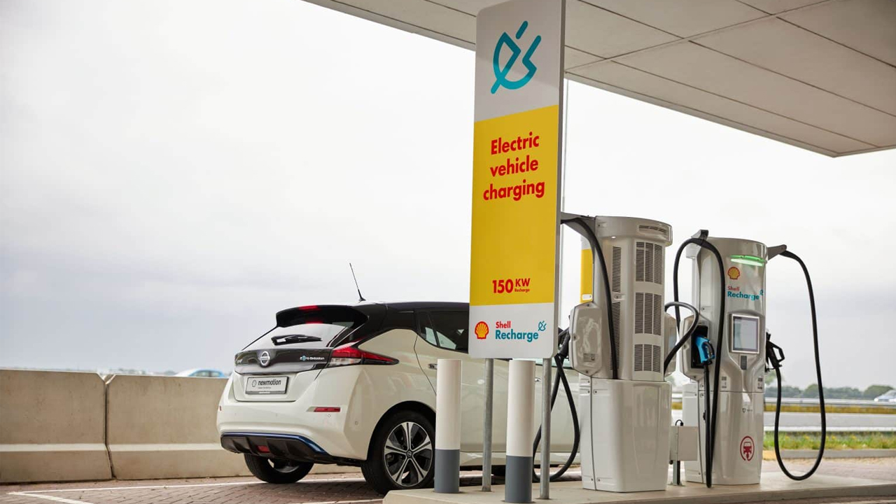 Shell fecha postos de gasolina para investir em pontos de carregamento de veículos elétricos