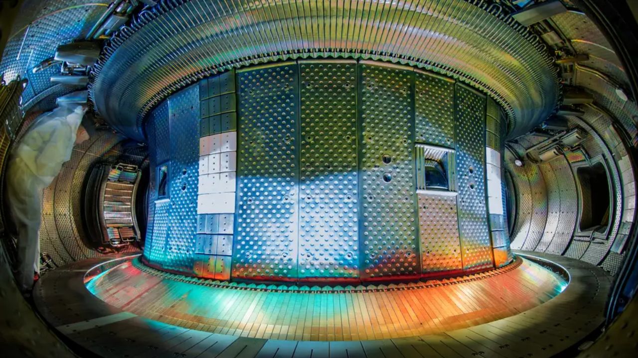 Novo marco em fusão nuclear: Reator WEST mantém plasma a 50 milhões de graus por 6 minutos