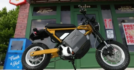 Harley-Davidson apresenta motos elétricas compactas LiveWire com autonomia de 160 km, motor de 125cc e baterias removíveis